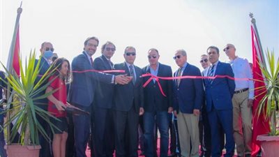 بالصور.. الخطيب يفتتح مجمع البنوك الوطنية بفرع زايد