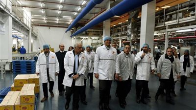رئيس الوزراء يتفقد خط إنتاج جديد لشركة ”شيبسي” للصناعات الغذائية