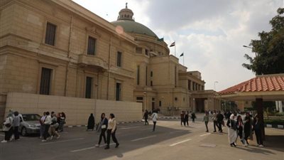 بالصور ..انتظام الدراسة بكليات جامعة القاهرة من اليوم الأول للفصل الدراسي الثاني