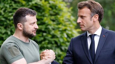 ماكرون يمنح زيلينسكي وسام «جوقة الشرف»