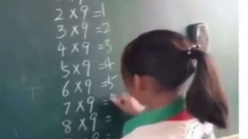 طفلة صغيرة ذكية ذكاء