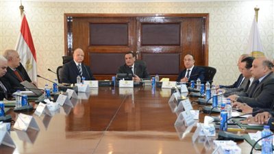 وزير التنمية المحلية: خطة متكاملة لتطوير هيئتى النقل العام بالقاهرة والإسكندرية