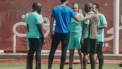 موسيماني يجتمع بمعاونيه قبل انطلاق المران