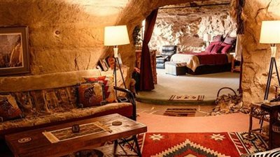 «مش هتصدق».. فنادق تتيح فرصة للعيش بكهف تحت الأرض