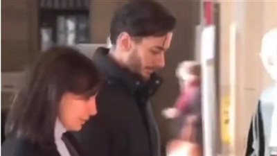 شاهد.. سعد لمجرد يمسك يد زوجته خلال محاكمته بقضية الاغتصاب