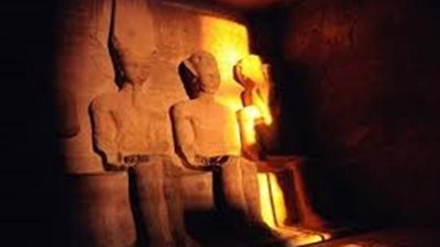 آلاف السيّاح يحتفلون بظاهرة تعامد الشمس على قدس الأقداس داخل معبد رمسيس الثانى بأبوسمبل