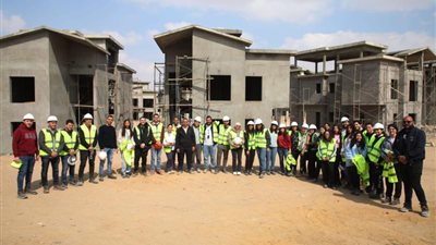 طلاب كلية الهندسة بالجامعة الأمريكية في زيارة ميدانية لموقع «CREEK TOWN» كنموذج معماري مميز ومثال للجودة الإنشائية