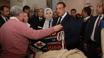 وزير التنمية المحلية يُشارك في افتتاح معرض ”ديارنا” ويتفقد جناح ”أيادي مصر”