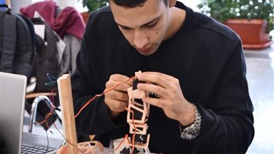 روبوتات خدمية بمعرض طلاب هندسة الجامعة الألمانية بالقاهرة