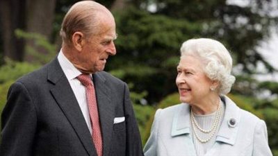 «مش عايزة تفرط فيه».. حكاية النقوش السرية على خاتم الملكة إليزابيث ولماذا لا تريد خلعه؟