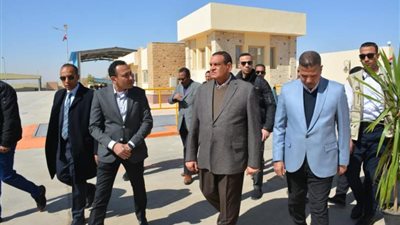وزير التنمية المحلية يتفقد مصنع تدوير المخلفات بقرية تونا الجبل بملوي بالمنيا