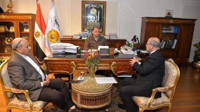 رئيس شركة الوجه القبلي لإنتاج الكهرباء يجتمع مع محافظ أسيوط لدعم جهود تنفيذ مشروعات الطاقة