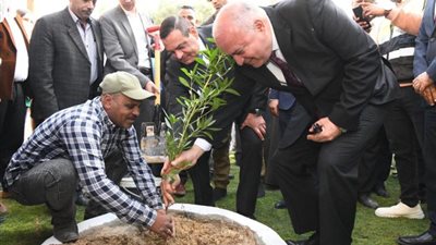 وزير التنمية المحلية ومحافظ قنا يغرسان شجرة بقرية خزام ضمن مبادرة رئيس الجمهورية لزراعة ”100 مليون شجرة”