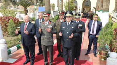 محافظ ومدير أمن القاهرة وقائد المنطقة المركزية العسكرية يضعون إكليل الزهور على مقابر شهداء