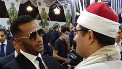 بعد إثارة الجدل.. أشهر قارىء في مصر يحذف صورته مع محمد رمضان