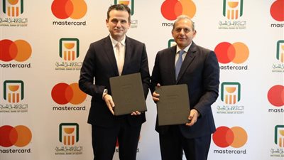 بالصور ..البنك الأهلي المصري يجدد التعاون مع شركة ماستر كارد