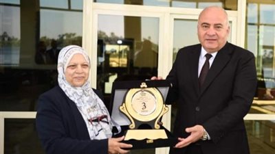 برعايةالتحالف الوطني .. محافظ قنا يسلم 20 أم مثالية أجهزة كهربائية