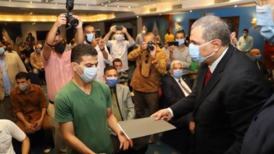 وزير القوى العاملة يسلم 10 عقود عمل لذوي القدرات الخاصة بجنوب سيناء