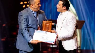 تكريم نقيب الموسيقيين مصطفى كامل من مهرجان الأغنية العربية بتونس