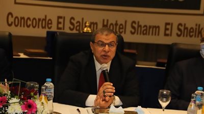 خلال تسليم 250 شهادة أمان جديدة.. «سعفان» يزف أخبار سارة للعمالة غير المنتظمة