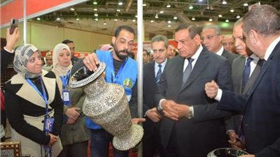 وزير التنمية المحلية يفتنح جناح «أيادي مصر» بمعرض القاهرة الدولي