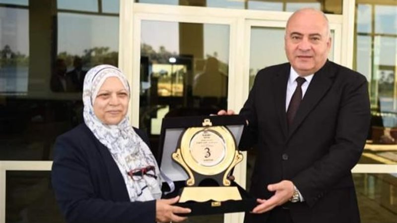 محافظ قنا