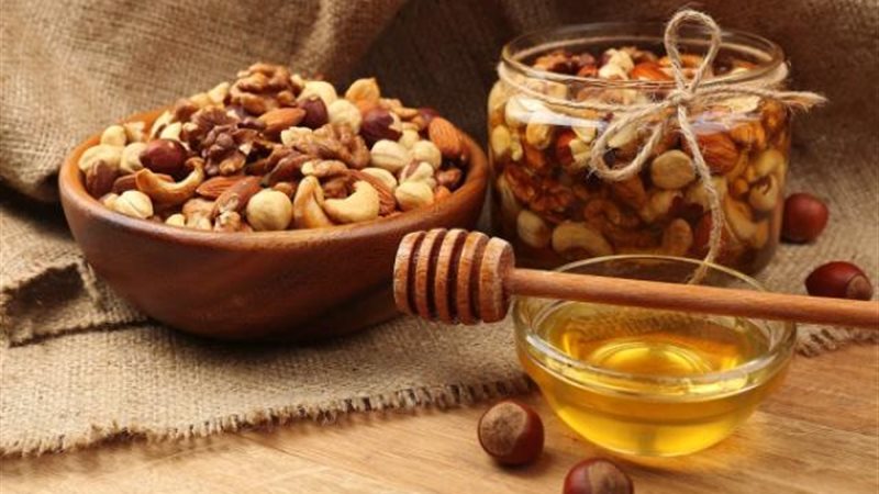المكسرات مع العسل