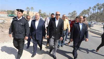 شاهد.. محافظ الجيزة يتابع تطوير طريق وترعة المنصورية