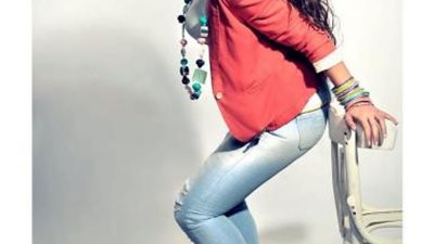 آخر دلع.. لقاء الخميسي تبرز أنوثتها بإطلالة كاجوال باللون الأحمر