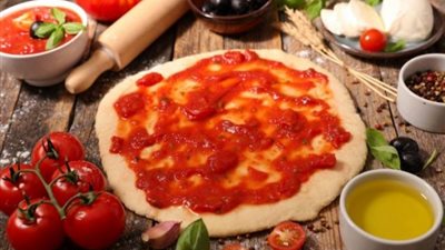 «زي المطاعم».. طريقة عمل صلصة البيتزا الإيطالية
