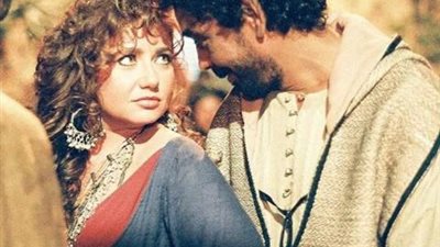 الغجرية.. ليلي علوي تحتفل بعيد ميلاد الكينج محمد منير بصورة من فيلم ”المصير”