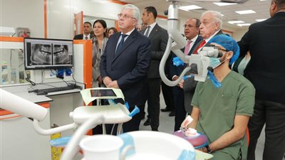 وزير التعليم العالى يفتتح المبنى الجديد لعيادات طب الأسنان بالجامعة البريطانية
