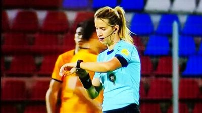 بشري كربوبي أول حكمة تدير لقاء كرة قدم بالدوري المغربي