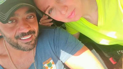 أحمد فلوكس يغاول زوجته : بحبك وبحب حياتي وأنتي فيها