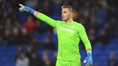 ليفربول مهتم بالتعاقد مع أصغر حارس دولي في إنجلترا