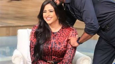 أحمد العوضي يرد علي انتقادات تعاونه مع زوجته لأكثر من مرة