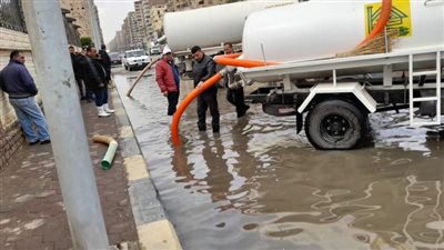 صور.. شفط مياه الأمطار بشوارع وميادين الجيزة لتسهيل الحركة المرورية