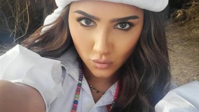 مي عمر تجذب الانظار بـ ”لوك” مميز من كواليس ”علاقة مشروعة”