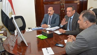 وزير التنمية المحلية يجتمع مع المحافظين لمناقشة توفير السلع الغذائية