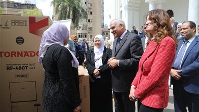 مقدمة من مؤسسة العربي.. محافظ الجيزة يسلم أجهزة كهربائية للفتيات المقبلات على الزواج