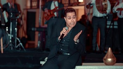 بالصور.. حكيم يشعل أحدى السهرات الرمضانية بأجمل أغنياته