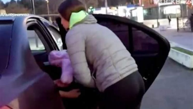 سيدة عرض طفلتها الرضيعة