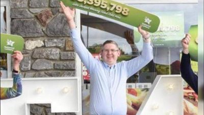 بعد محاولات استمرت 25 عامًا.. عائلة أيرلندية تفوز بجائزة يانصيب 6.4 مليون دولار