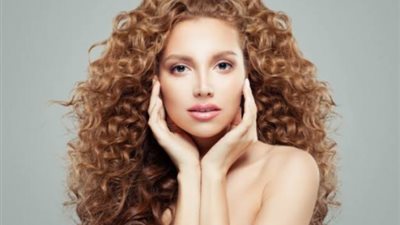 لا داعي للذهاب إلى الكوافير.. حيل سحرية لتجعيد الشعر في المنزل