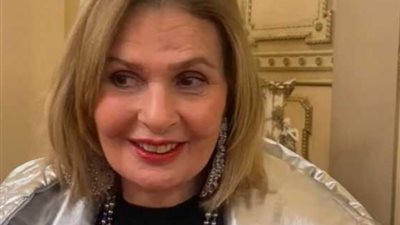 يسرا تكشف عن سر إعجابها بإحدى اللوحات في قصر عابدين وتلتقط سيلفي معها برفقة مدحت صالح