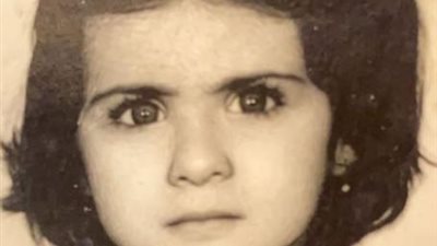 من دولاب الذكريات.. هيدى كرم تستعيد طفولتها بصورة بالأبيض والأسود