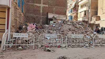 لجنة هندسية تعاين انهيار عقار الورديان بالإسكندرية