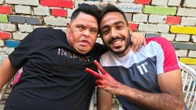 بالصور ..كهربا يذبح عجلا قبل السفر للمغرب