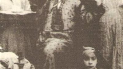 نجمة في الطفولة.. نادية الجندي أثناء تمثيل عرض مسرحي في المدرسة