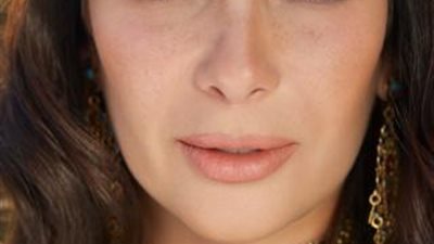 مهرجان القاهرة السينمائي يكرم منى زكي بجائزة فاتن حمامة للتميز..وهي تعلق: أشعر بالفخر والسعادة والامتنان